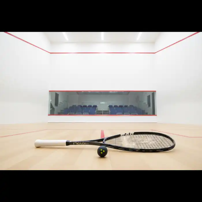 Jak grac w squash: poznaj podstawowe zasady gry w squasha i sport Profesjonalna rakieta i piłka na korcie do squasha – sprawdź jak grac w squash.