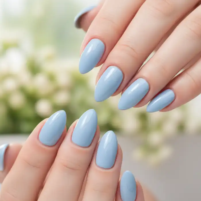 Paznokcie baby blue: najgorętszy trend na wiosnę 2025 i elegancki manicure Eleganckie paznokcie baby blue w minimalistycznej stylizacji na wiosnę 2025.