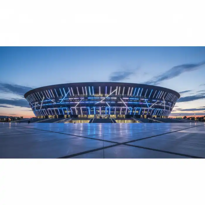 Tauron arena kraków pojemność: hala widowiskowo-sportowa i aren Wnętrze hali sportowej prezentujące układ trybun i tauron arena kraków pojemność podczas przygotowań do wydarzenia.